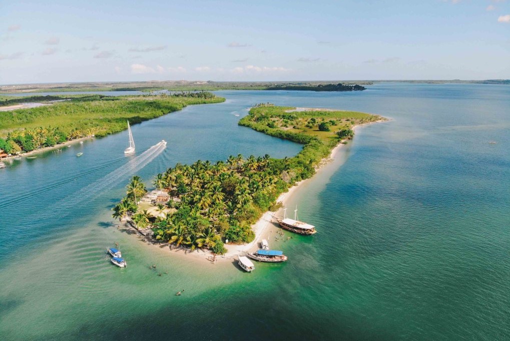 4 ILHAS PERTINHO DE SALVADOR PARA CHAMAR DE CARIBE BAIANO